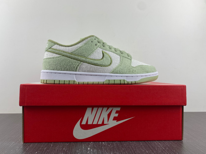 nike dunk low se fleece pack honeydew dq7579-300