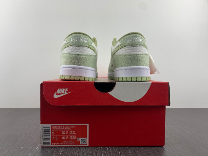 nike dunk low se fleece pack honeydew dq7579-300
